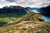 Parco Jotunheimen, Norvegia. Il Lagtunga sulla Memurutal in basso e il lago Gjende sullo sfondo.